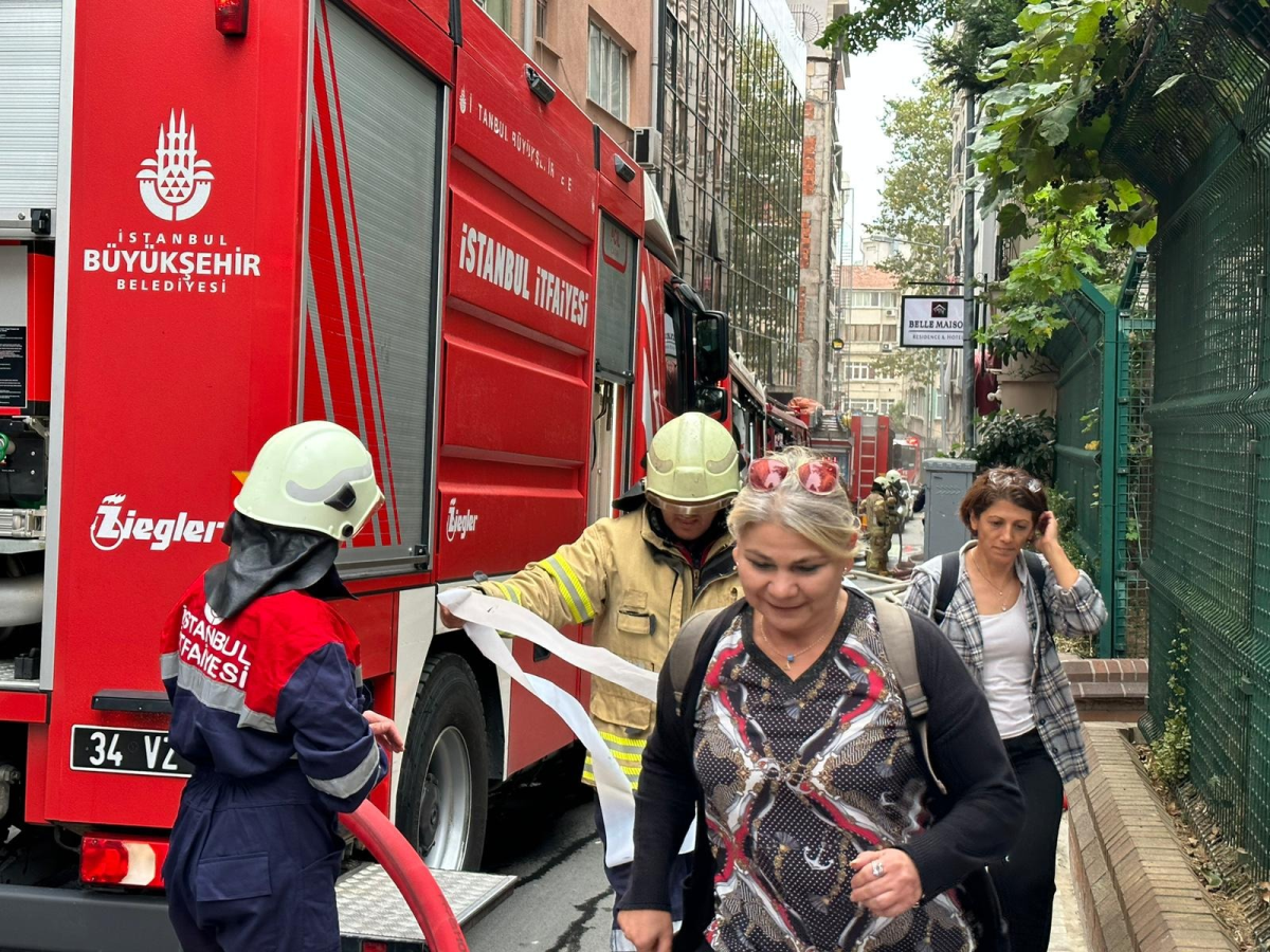 Son dakika... İstanbul'un göbeğinde korkutan yangın!