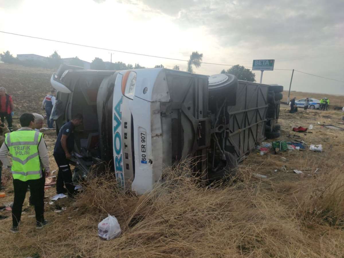 Son dakika... Amasya'da yolcu otobüsü devrildi: Ölü ve yaralılar var!