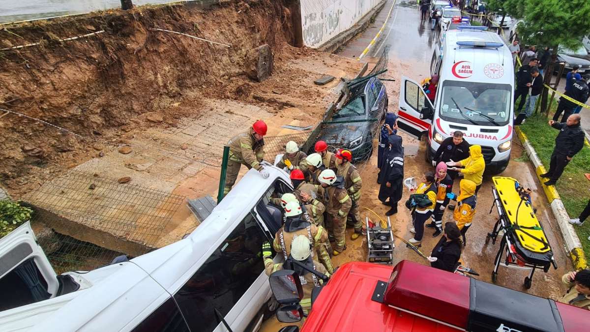 İstanbul'u sağanak vurdu: Yollar su altında kaldı, istinat duvarı çöktü!