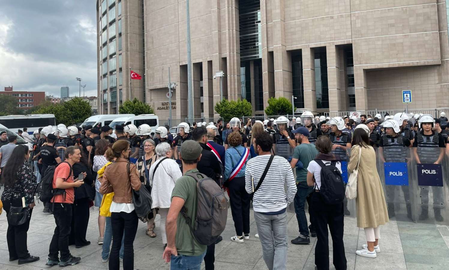 Pınar Selek açıklamasına polis engeli... Çevik kuvvet ablukaya aldı!