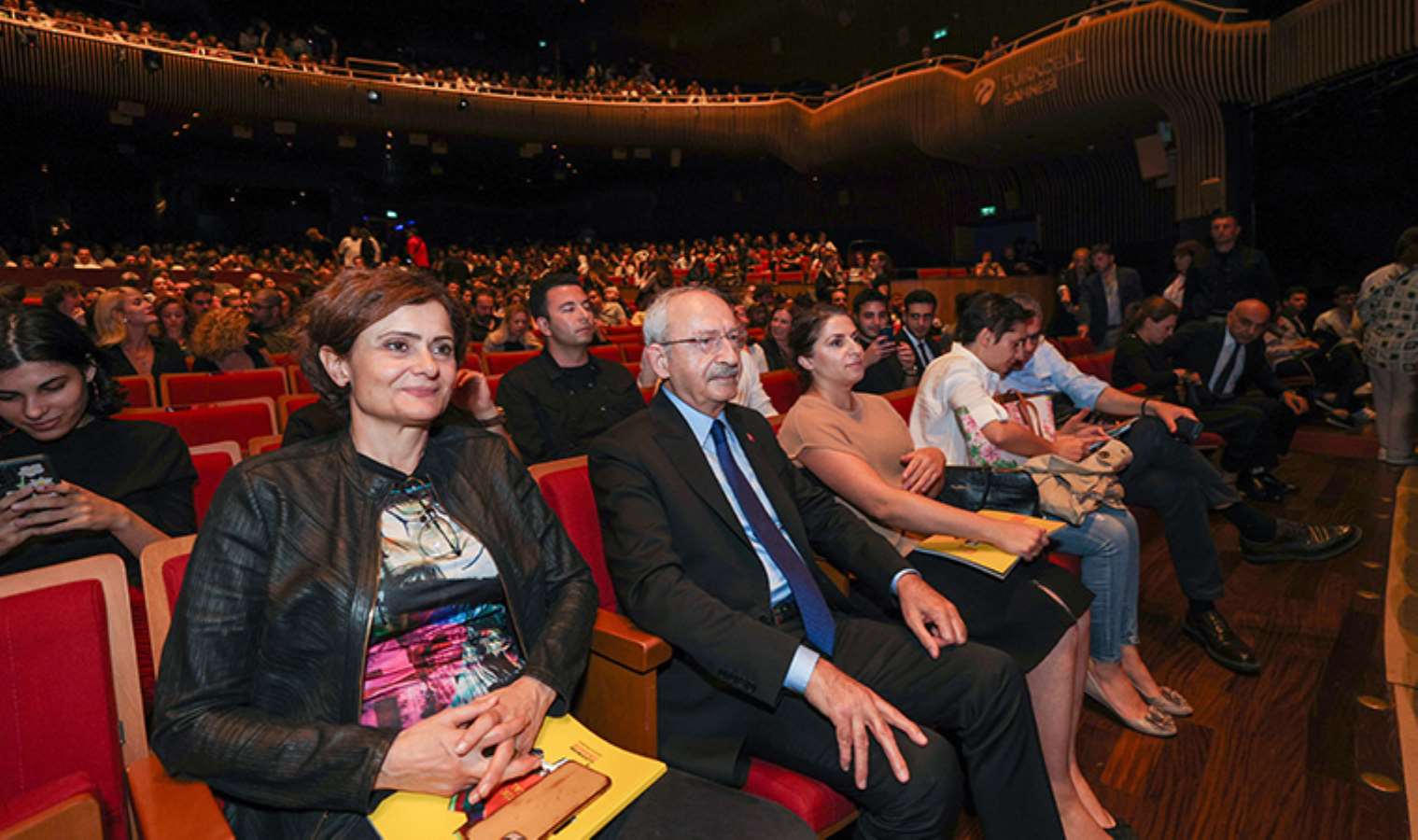 Kılıçdaroğlu, İstanbul'da tiyatro oyunu izledi