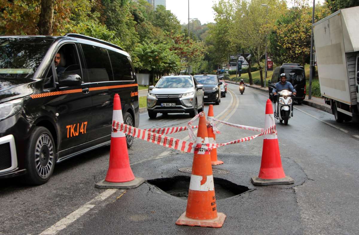 İstanbul'da sağanak yağış... Şişli'de yol çöktü!