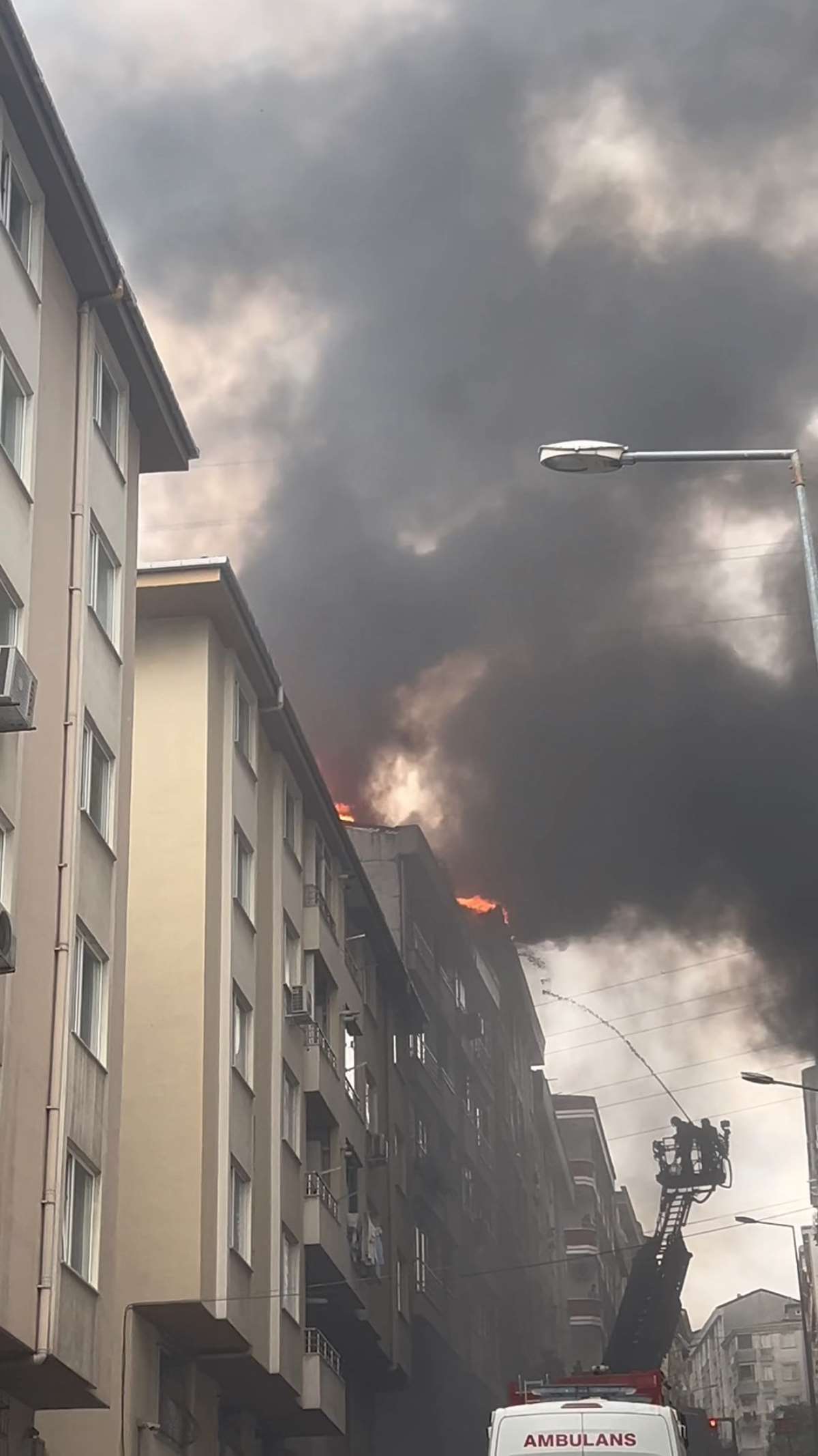 Esenyurt’ta büyük yangın: Bitişikteki binanın çatısına da sıçradı!