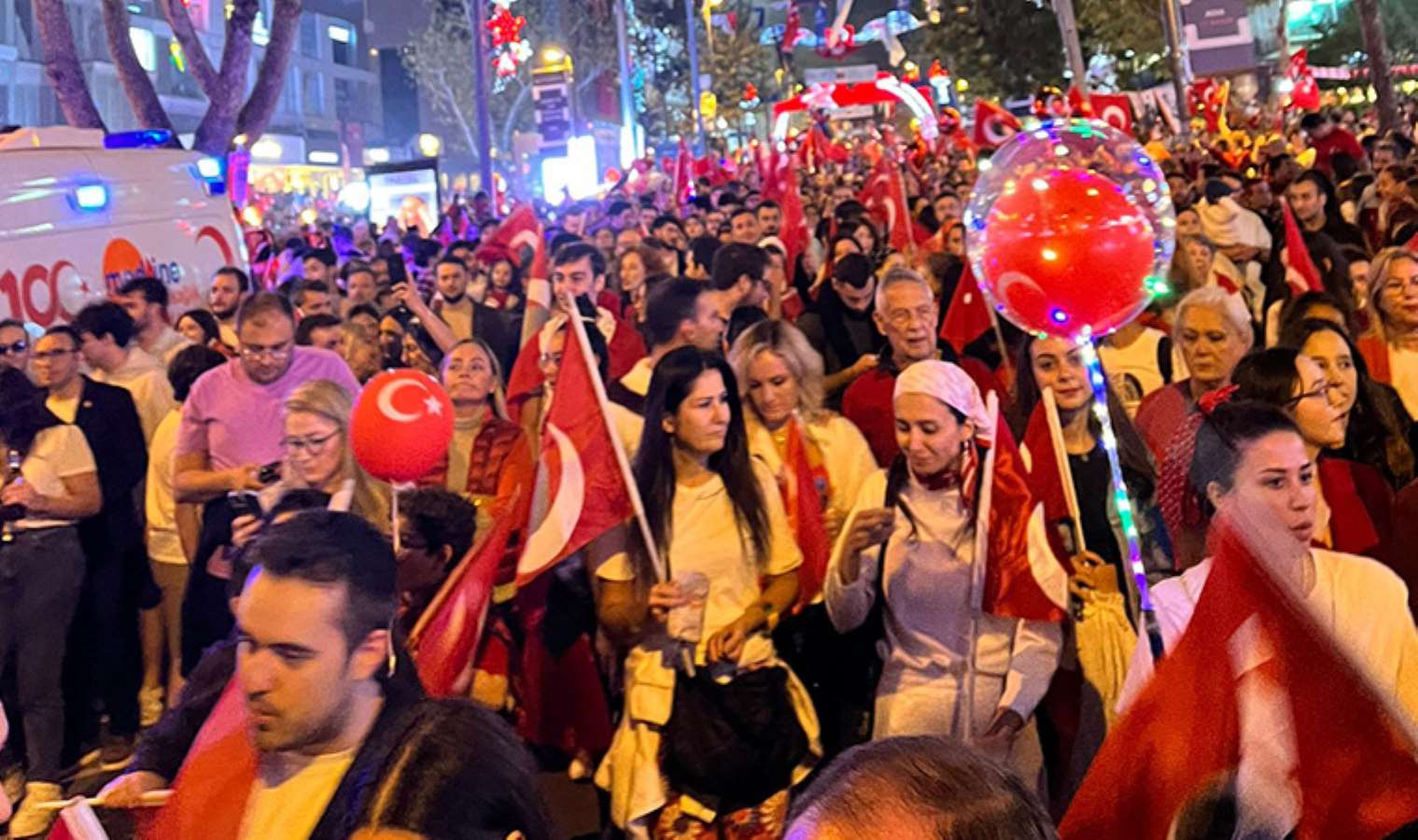 İstanbul'da Cumhuriyet Bayramı coşkusu: Her yer kırmızı beyaz