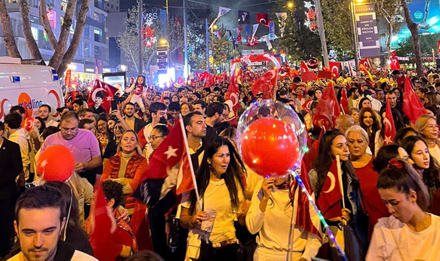 İstanbul'da Cumhuriyet Bayramı coşkusu: Her yer kırmızı beyaz