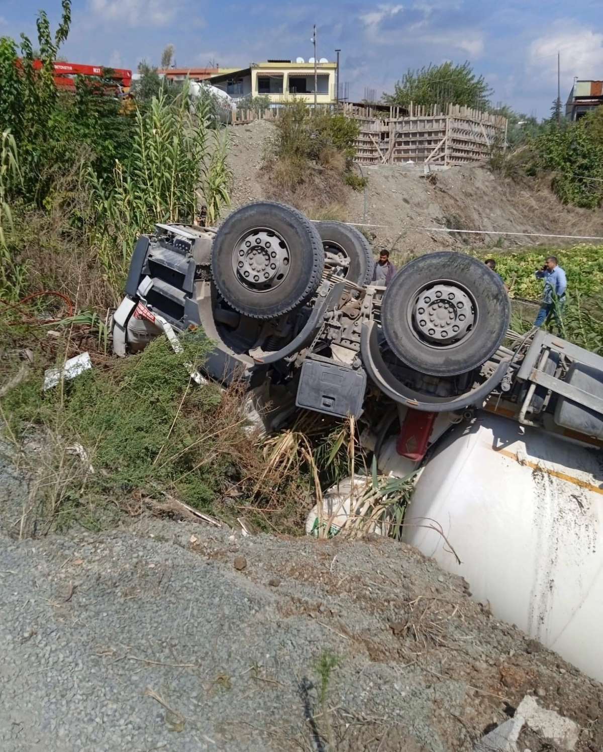 Hatay'da beton mikseri devrildi: Sürücüsü hayatını kaybetti