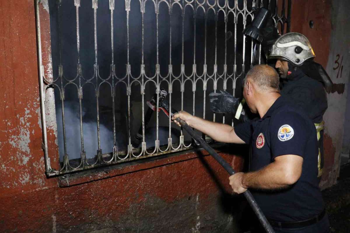 Adana'da hareketli gece: Yalnız yaşadığı evi kundakladı