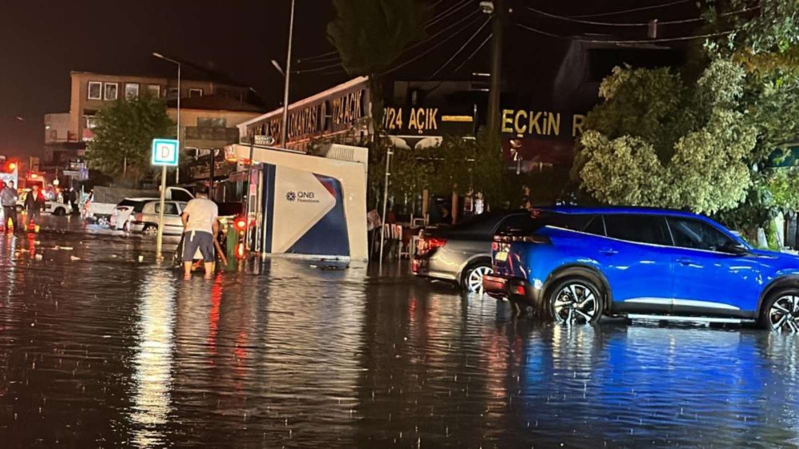 Fethiye'yi sağanak vurdu... Yollar göle döndü!