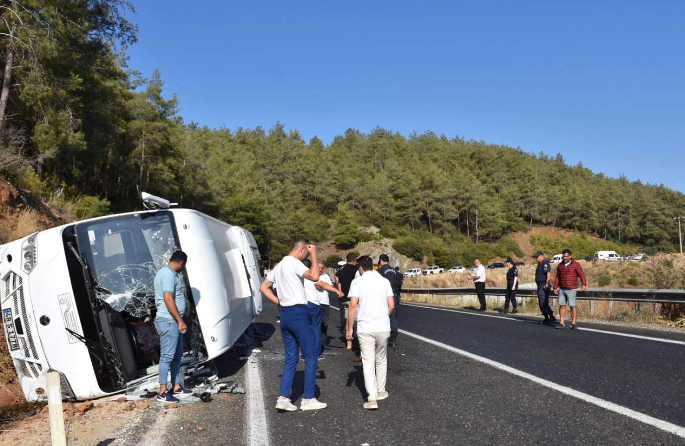 Otel çalışanlarını taşıyan servisle otomobil çarpıştı... 5 yaralı!