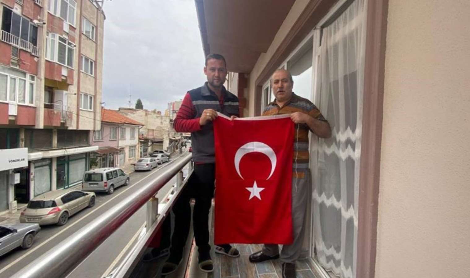 'Bayrak asan dayı' bu defa 100'üncü yıl için balkona çıktı