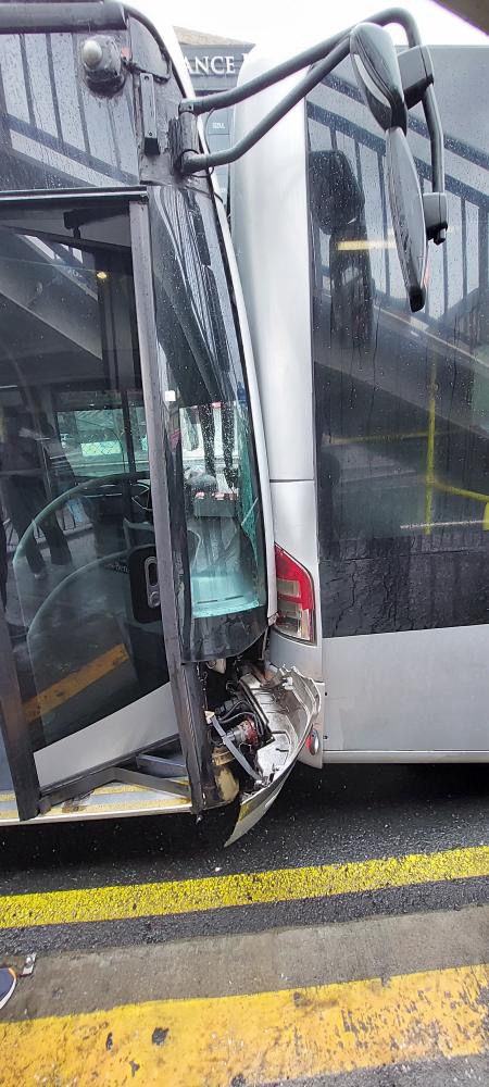 Son dakika... İstanbul'da Küçükçekmece'de iki metrobüs çarpıştı!