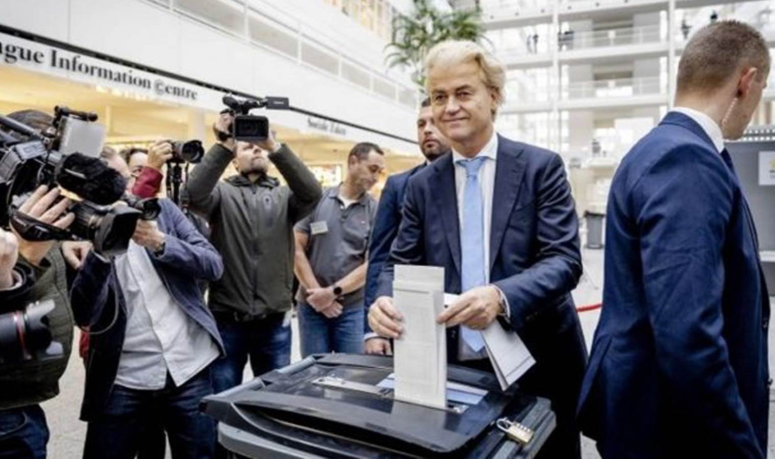 Hollanda'da oy verme işlemi sona erdi: İlk anketler Wilders'i gösterdi