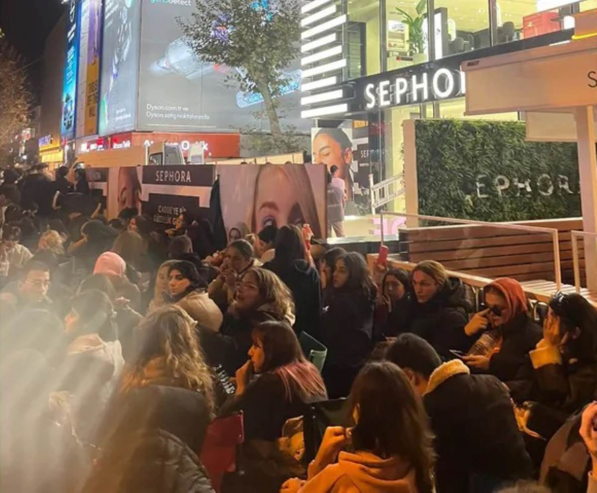 Bağdat Caddesi'nde 'Sephora' nöbeti: 10 bin liralık hediyeyi duyan koştu