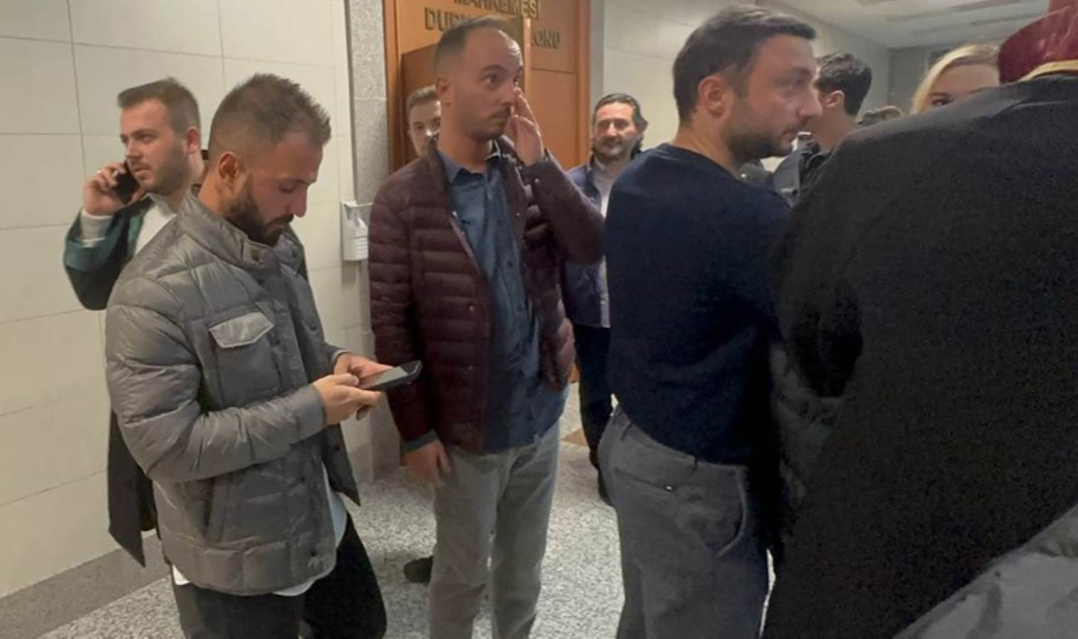 Arda Turan, Emre Belözoğlu, Fernando Muslera dahil 18 kişiyi dolandırdığı iddia edilen sanıklar hakim karşısında