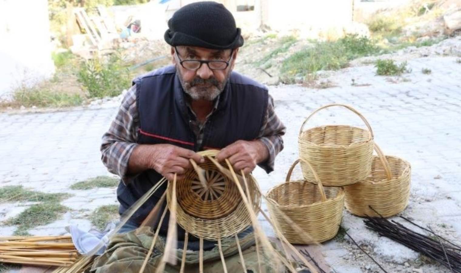 Nehir kenarından toplananlar Hataylı ailenin geçim kaynağı oldu