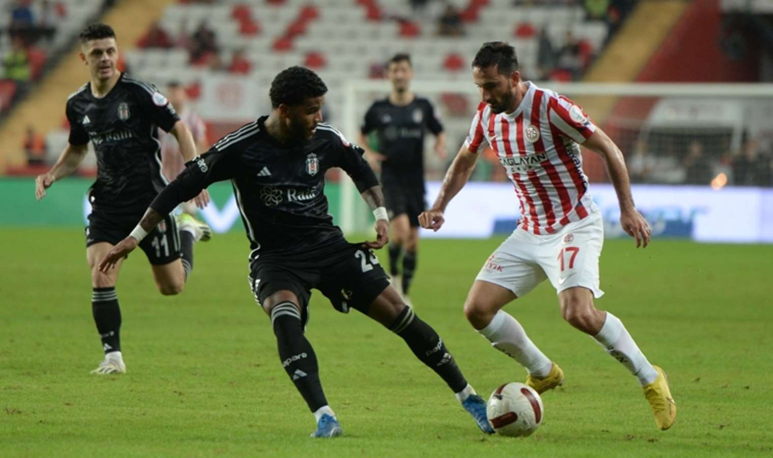 Spor yazarları Antalyaspor - Beşiktaş maçını yorumladı: 'Beşiktaş günden güne eriyor'