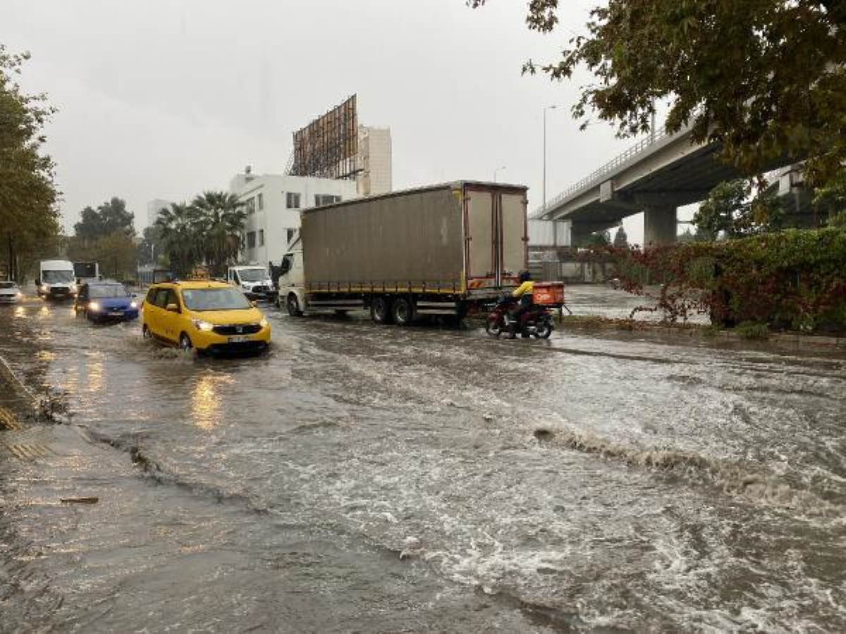 Türkiye'yi sağanak vurdu: Yollar göle döndü, ev ve işyerlerini su bastı