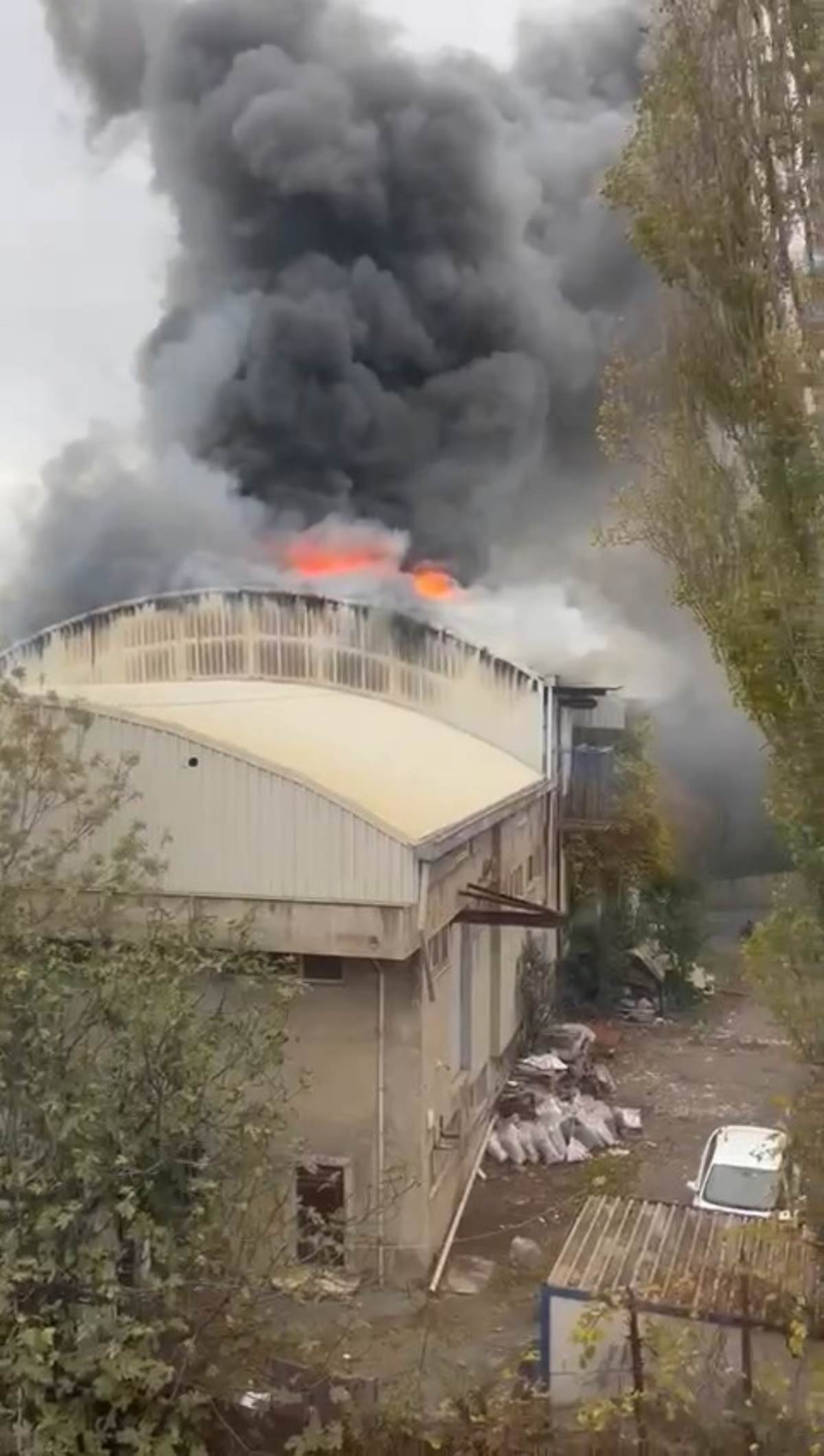 Arnavutköy’de fabrika yangını