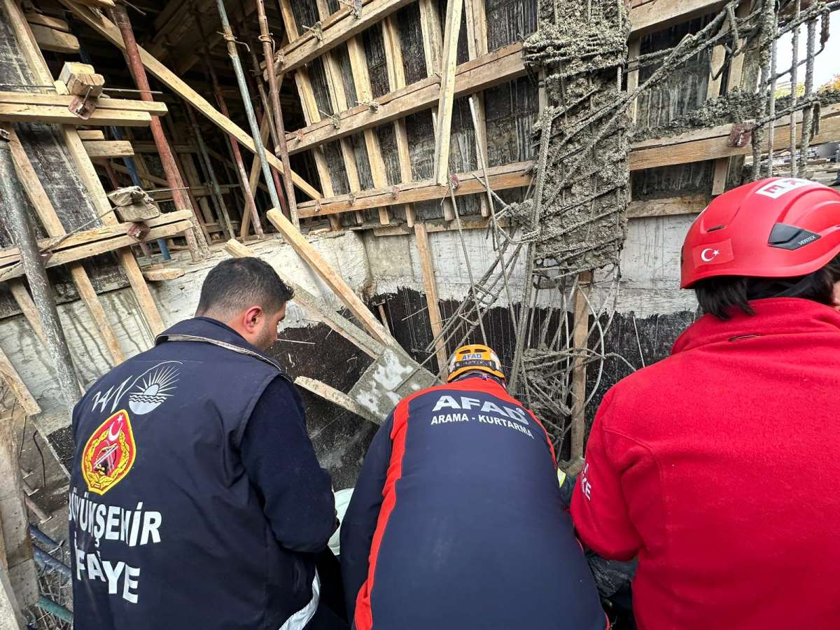 Beton kalıplar patladı... 2 işçi göçük altında kaldı