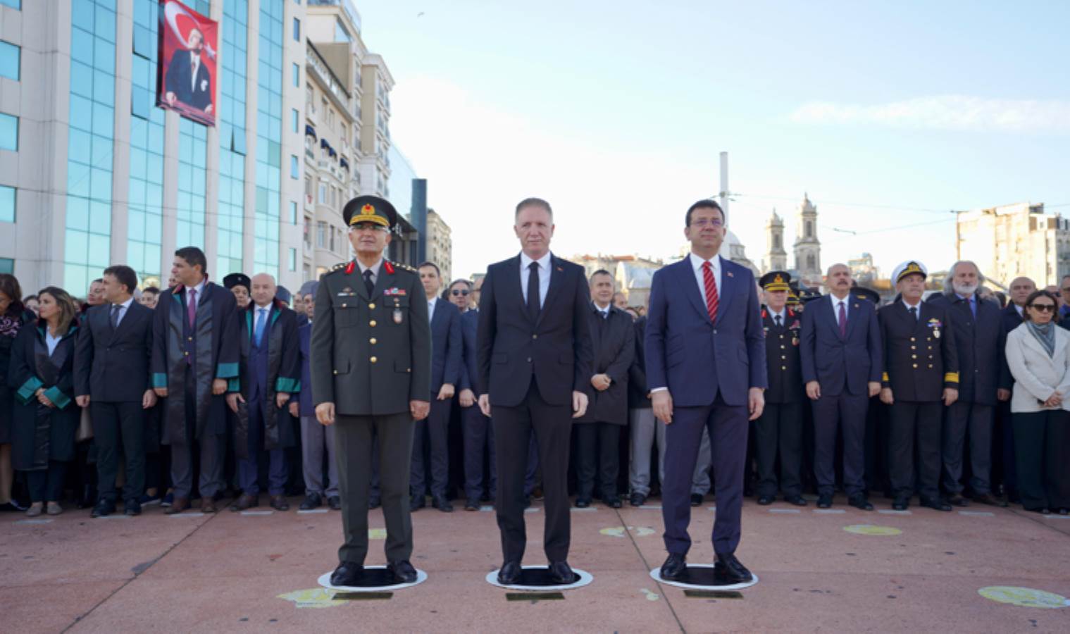 Taksim'de 10 Kasım töreni... İmamoğlu: 'İyi ki Atatürk'ün, iyi ki Cumhuriyet'in çocuklarıyız'