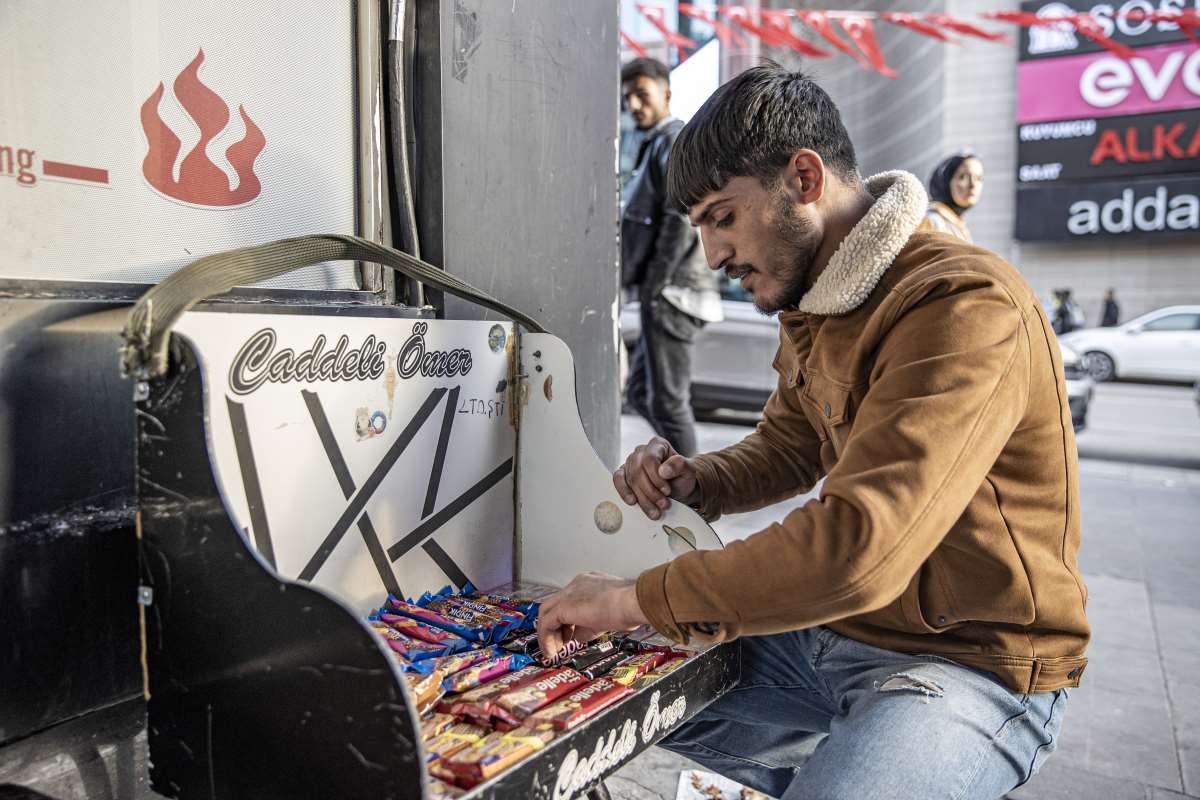 Caddeli Ömer boynuna astığı tezgahla Erzurum'u boydan boya gezerek ekmek parası kazanıyor