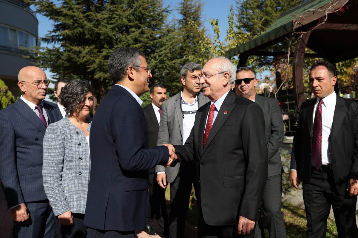 CHP'de Kemal Kılıçdaroğlu dönemi resmen sona erdi, Özgür Özel mazbatasını aldı: Çalışmaya geldik