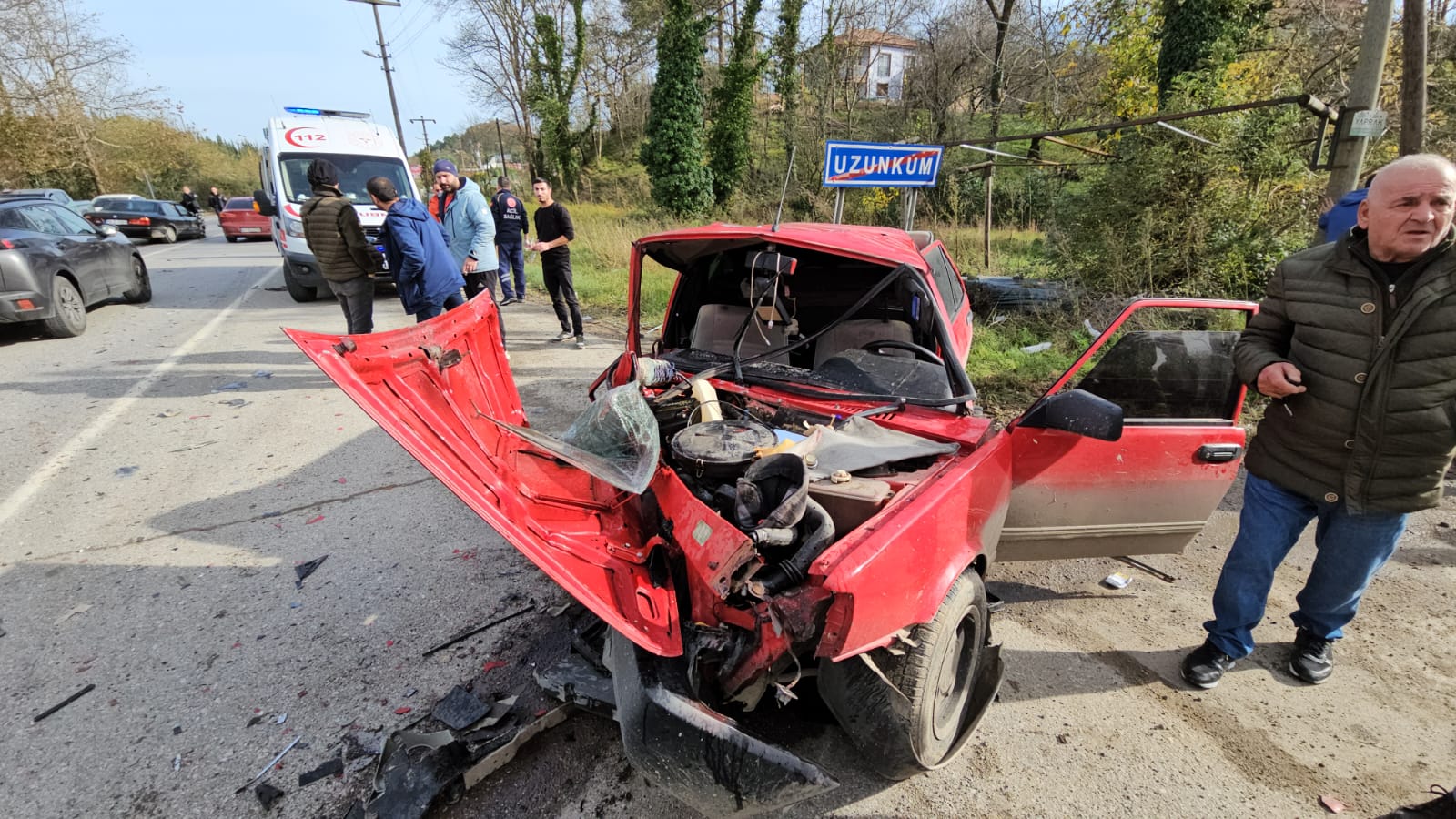 Otomobiller kafa kafaya çarpıştı: 1'i ağır, 3 yaralı