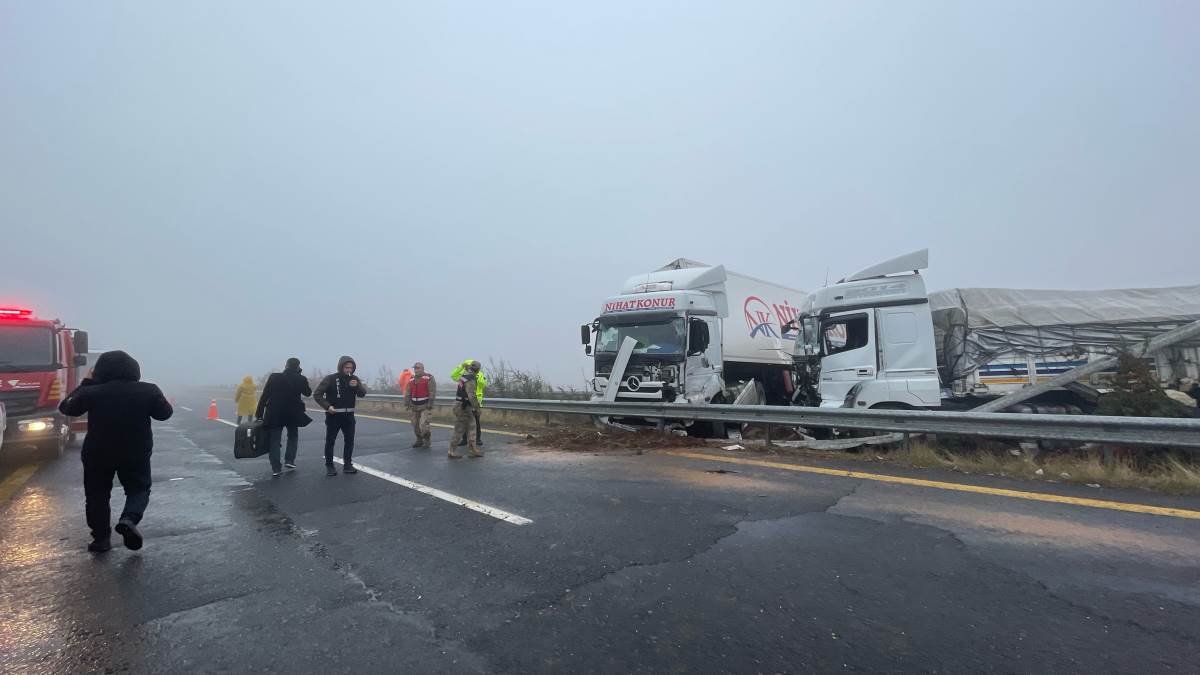 Şanlıurfa'da feci kaza... Otobüs ve 2 TIR çarpıştı!