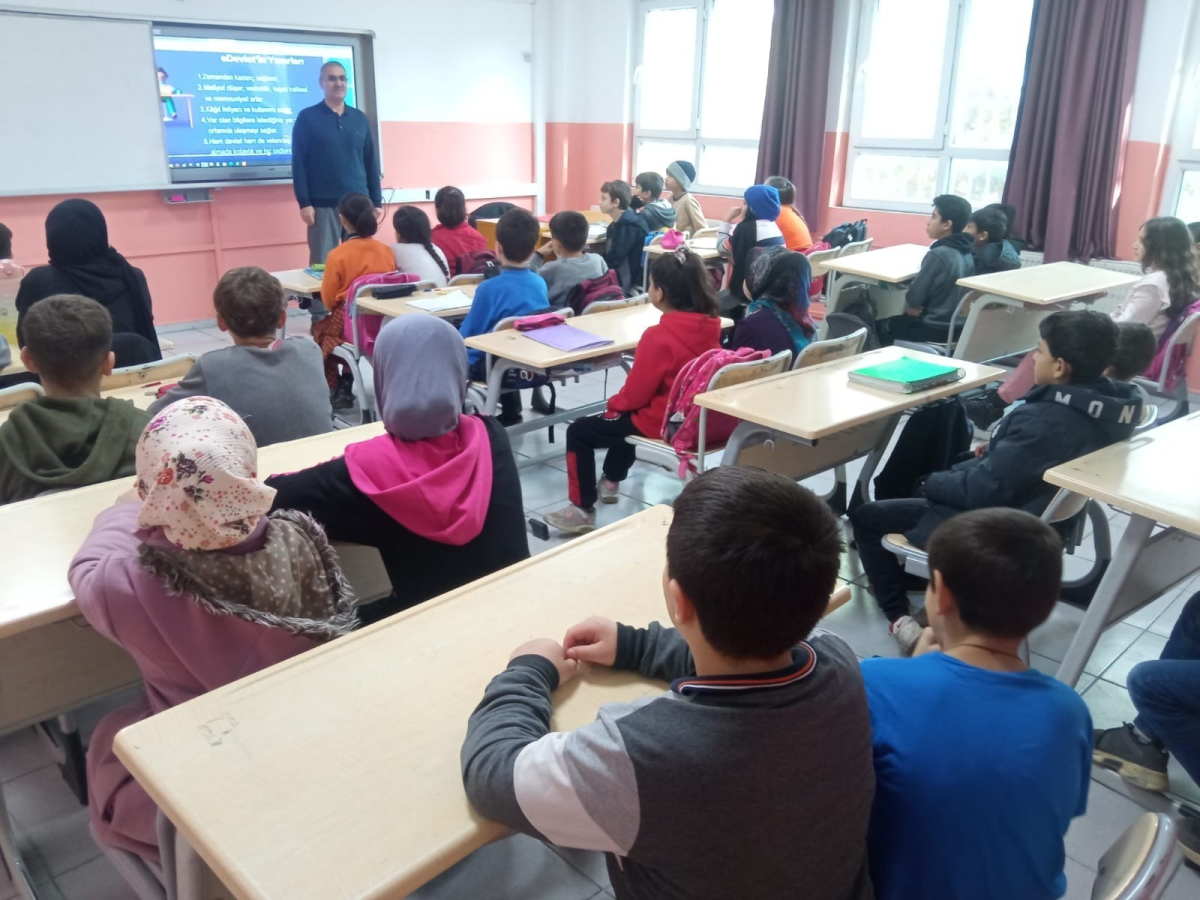 İmam ve müezzinler okullarda cirit atıyor: 'İnsan hakları' eğitimi verdiler!