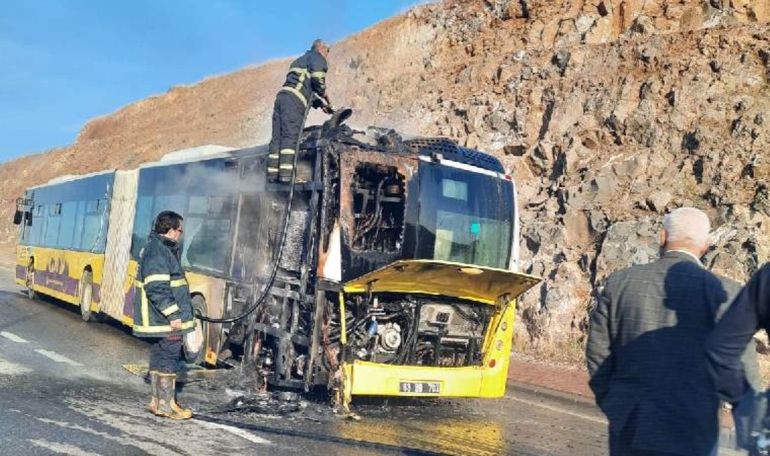 Halk otobüsü alev alev yandı!