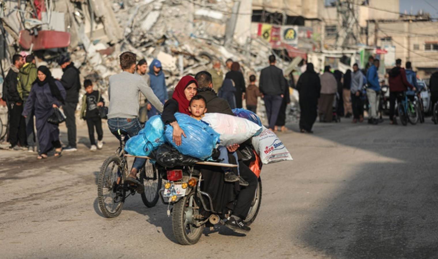 İsrail Cibaliya Mülteci Kampı'nı vurdu: 100'den fazla ölü var