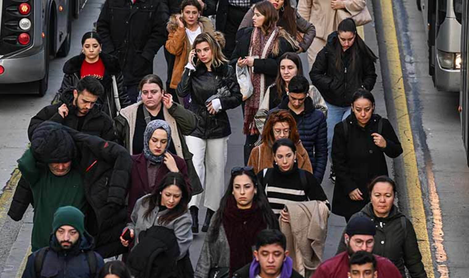 İstanbul'da yeni yılın ilk mesai gününde çekilen fotoğraflar gündem oldu: 'Yorgun ve mutsuz yüzler, tüm ülke gibi...'