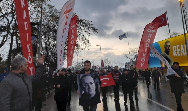 Kadıköy'de yurttaşlar Uğur Mumcu için yürüdü: 'Türkiye laiktir laik kalacak!' sloganları...