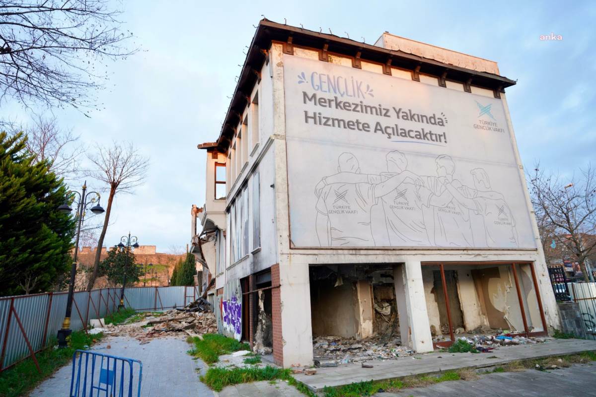 Yurt yapılsın diye tahsis edilmişti... İmamoğlu TÜGVA'ya devredilen yıkılmış binayı inceledi: 'Şu pejmürde hale bak!'