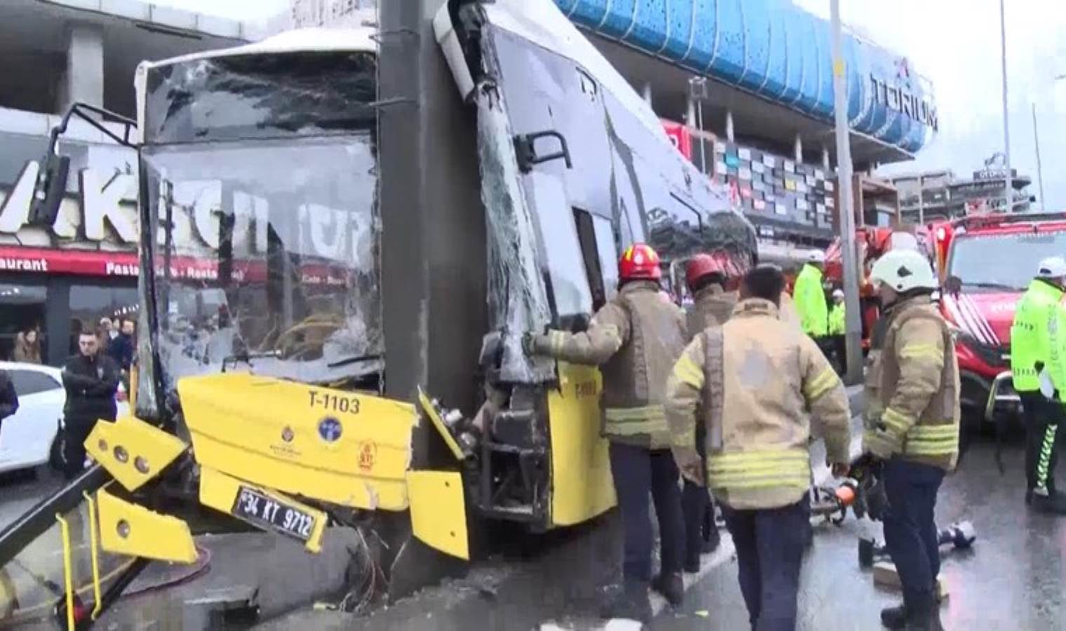 İETT otobüsü direğe çarptı: Şoförü kurtarma çalışmaları sürüyor!