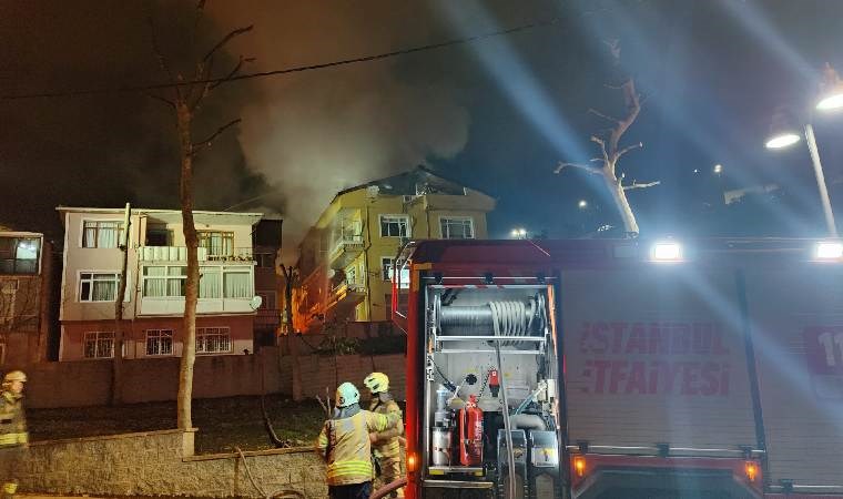 Sarıyer'de korkutan yangın... Yan binanın çatısına da sıçradı!