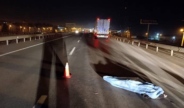 Oğlunun ölümünden 2 saat sonra TIR’ın altında kalıp yaşamını yitirdi