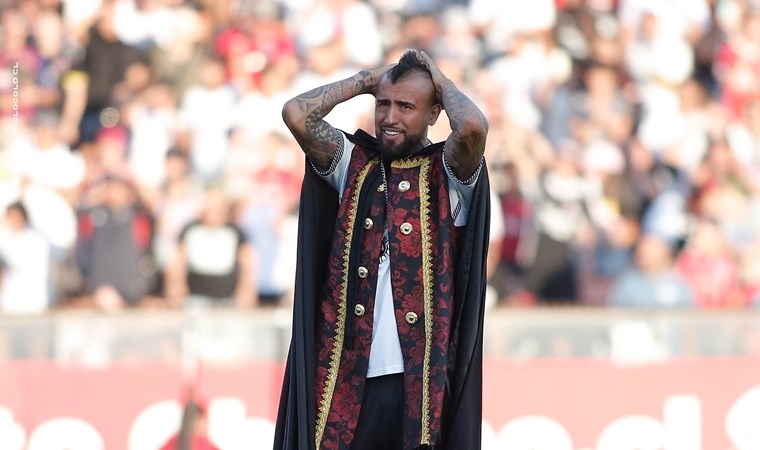 Arturo Vidal'e görülmemiş tören: Ata bindi, kılıç kuşandı!