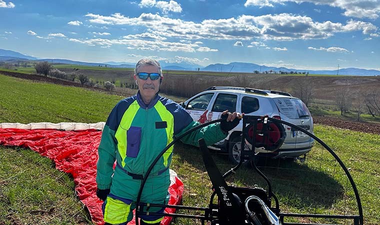 Belediye başkan adayı seçmenin dikkatini çekmek için paramotorla uçuyor - Son Dakika Siyaset Haberleri | Cumhuriyet