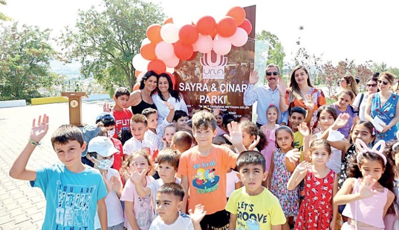 Depremde yaşamını yitiren ikizlerin gülen yüzleri ile iyilik hareketini başlattı