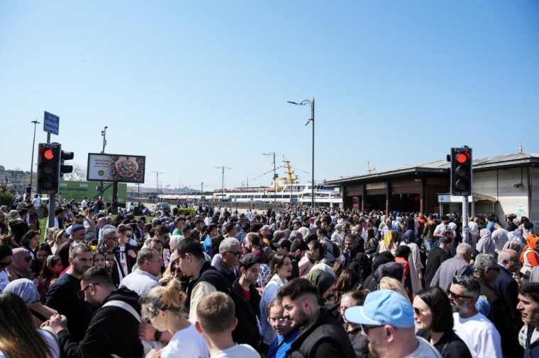 Eminönü'nde bayramın son gününde yoğunluk