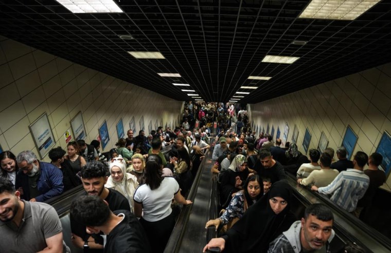 Eminönü'nde bayramın son gününde yoğunluk