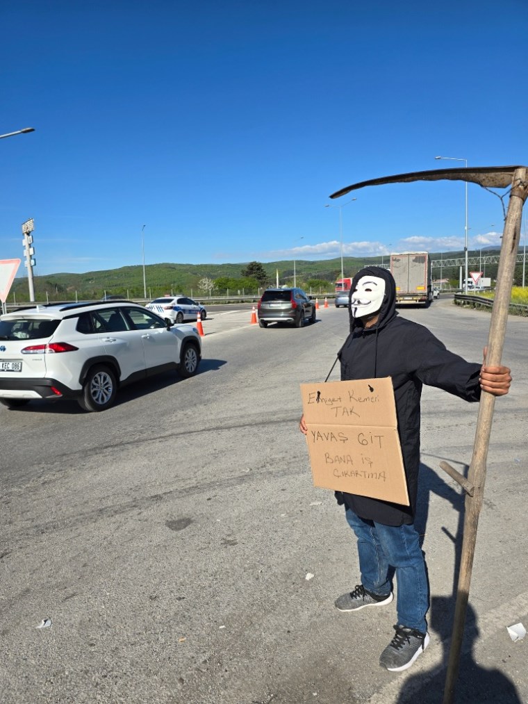 Düzce'de ilginç olay... Maske takıp ‘bana iş çıkarmayın’ pankartı ile sürücüleri uyardı