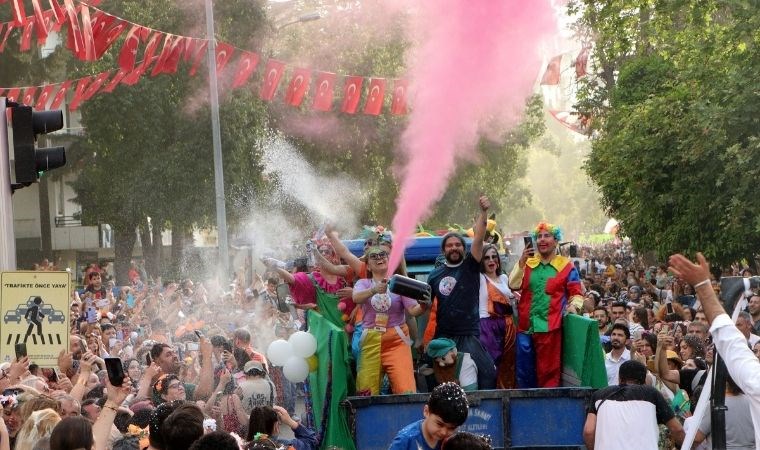 Portakal Çiçeği Festivali'nde binlerce kişinin katıldığı kortej renkli görüntüler oluşturdu