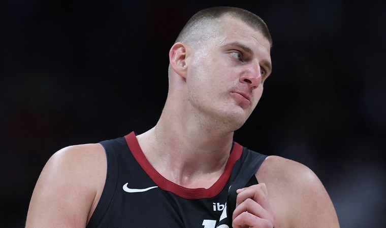 NBA play-off turunda skandal: Nikola Jokic'in ağabeyi taraftara yumruk attı!