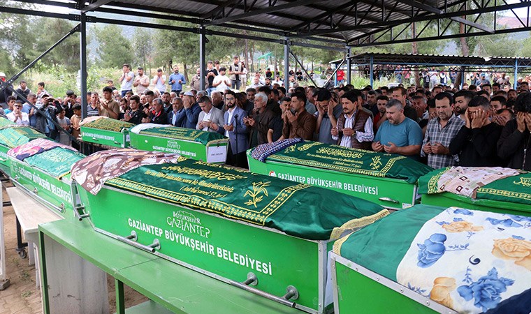 Gaziantep'teki kazada ölen 9 kişi, yan yana toprağa verildi