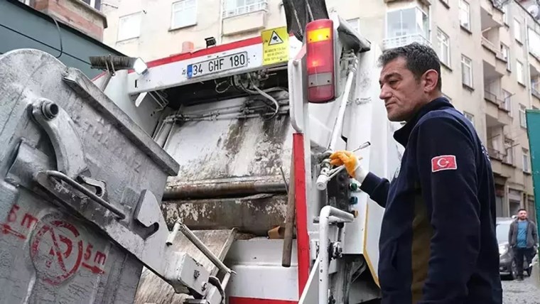 CHP'li Giresun Belediye Başkanı Köse, 1 Mayıs'ta işçilerle çöp topladı